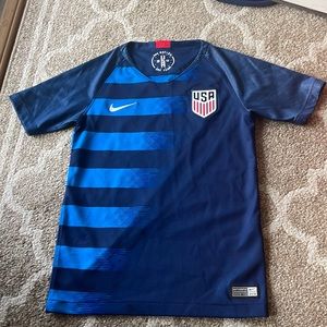 Girls USA soccer jersey! Size small.  Colors are red, white,blue,and navy blue.